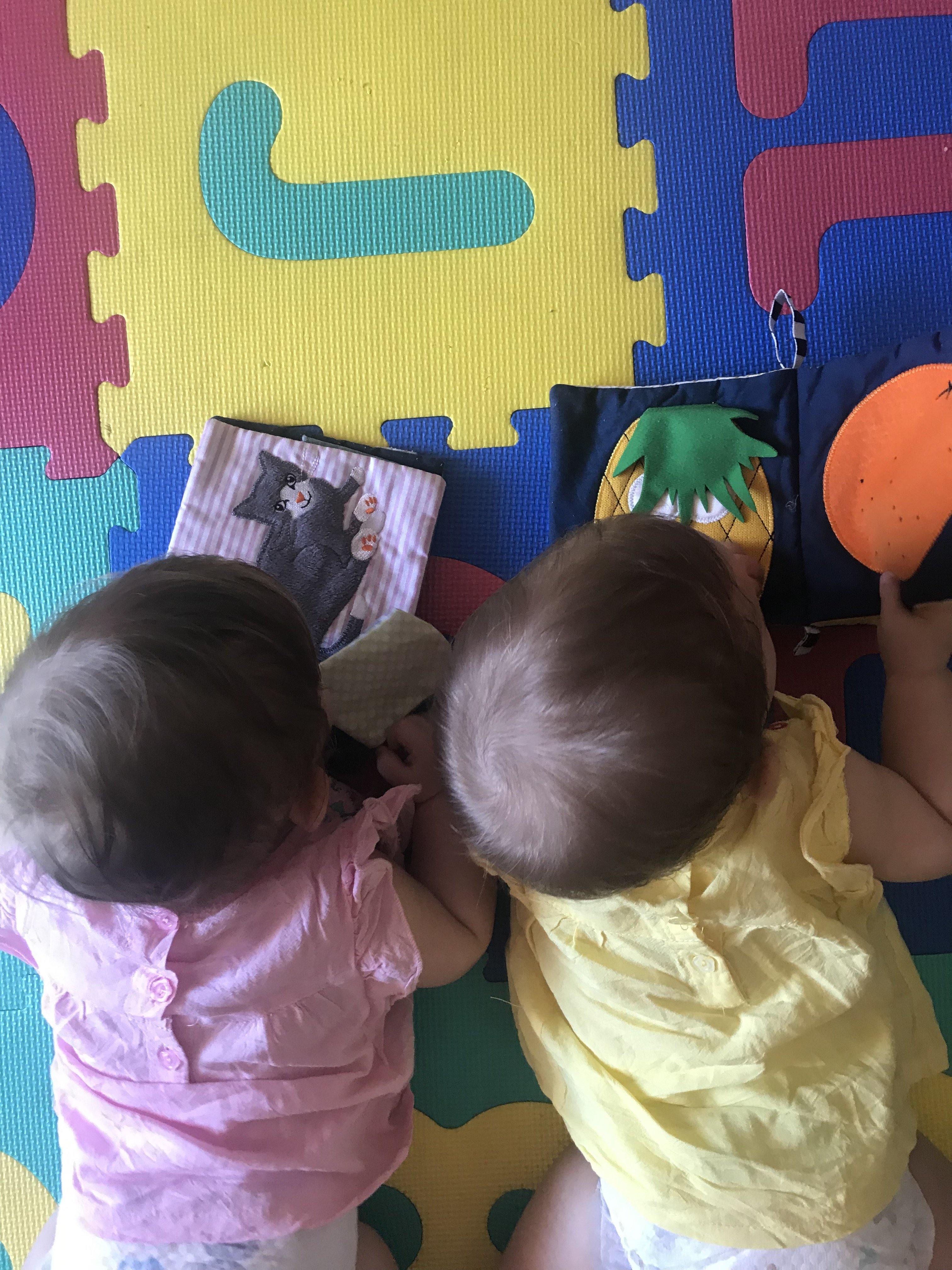 Cómo llevar dos hermanos seguidos: silletas gemelares para hijos seguidos -  Blog de Cestaland