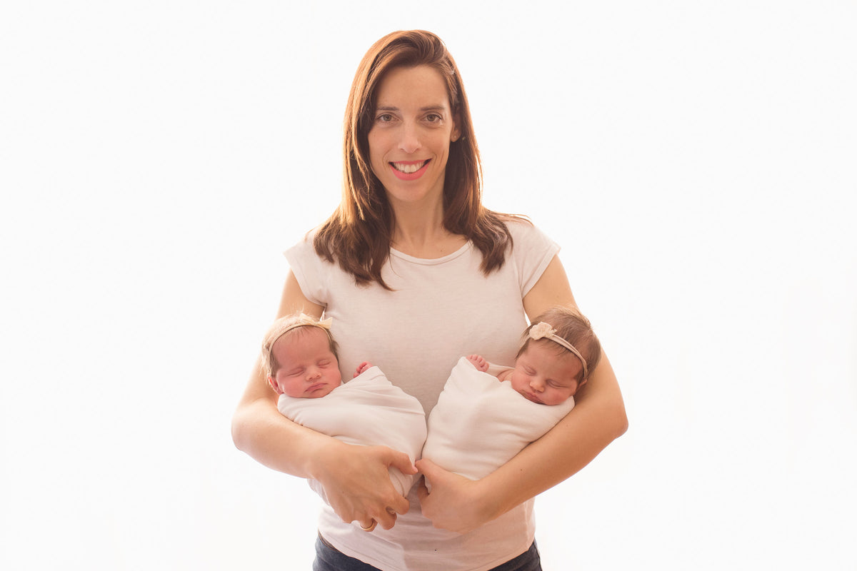 mama de mellizos experta en lactancia gemelar. madre de gemelos con cojin de lactancia gemelar