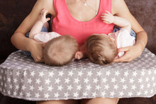 Load image into Gallery viewer, Postura cojín de lactancia para amamantar gemelos recién nacidos a la misma vez.